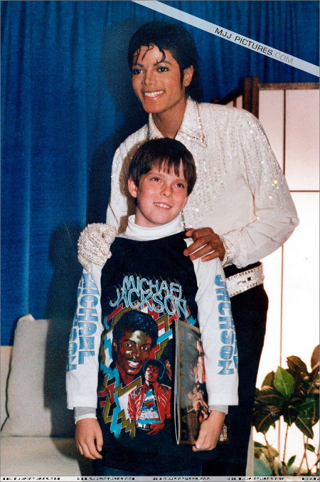 MJ with a young fan backstage during the Victory Tour.